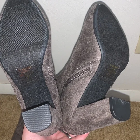 Never worn lace up knee boots - Picture 4 of 4